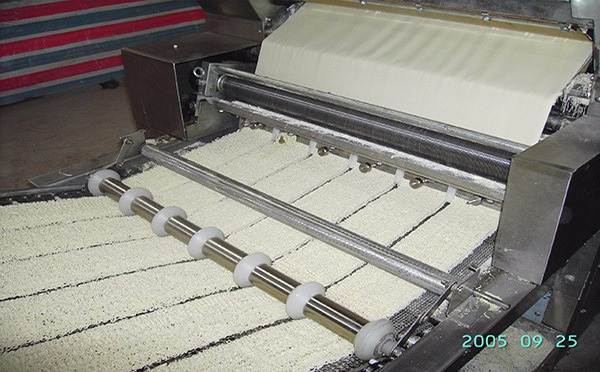 方便（biàn）麵生產線